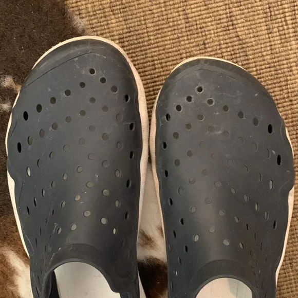 Crocs boys slip on shoes, navy/white, sz 7 (big boys) - Picture 3 of 9